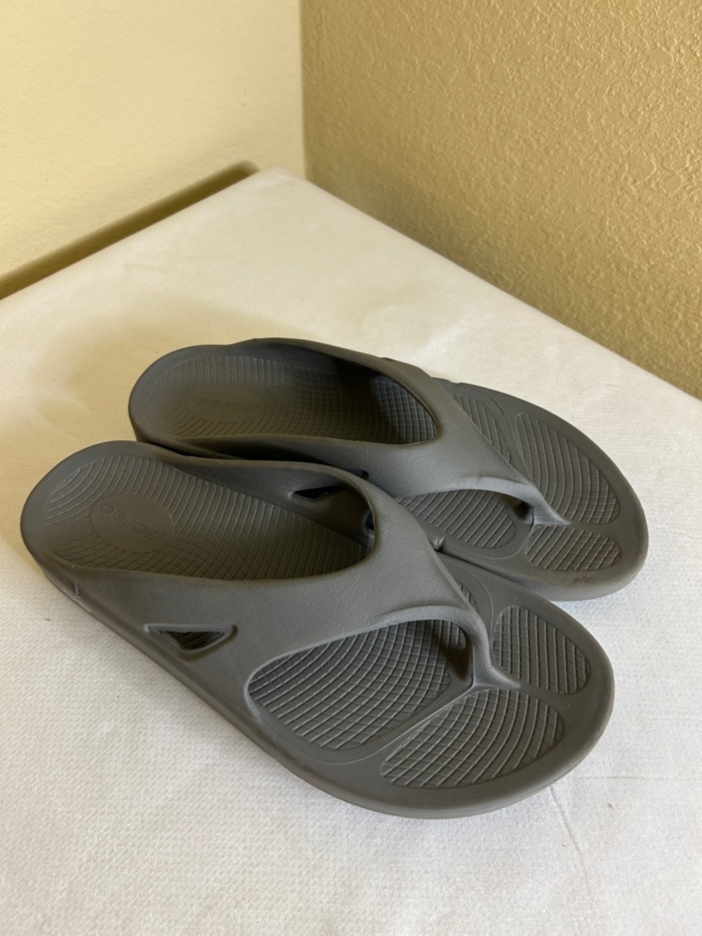 Oofos Ooriginal Gray Thong Recovery Sandals
Size M9 W11 - Picture 2 of 8